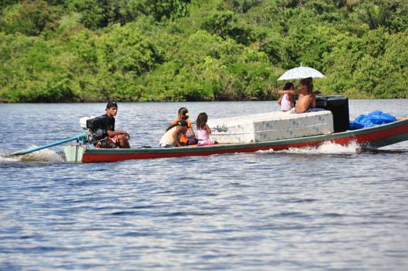 Transporte por voadeiras, muito comum em Tefé, no Amazonas